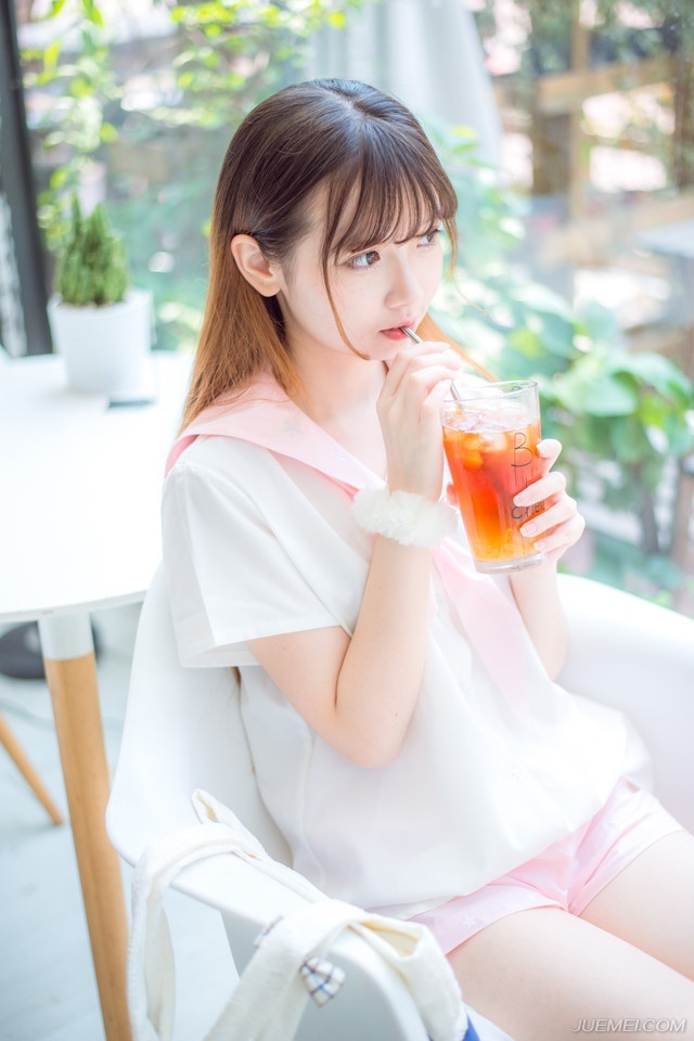 “我已命人将你妻子接走，秋毫无犯。”法正淡然道。